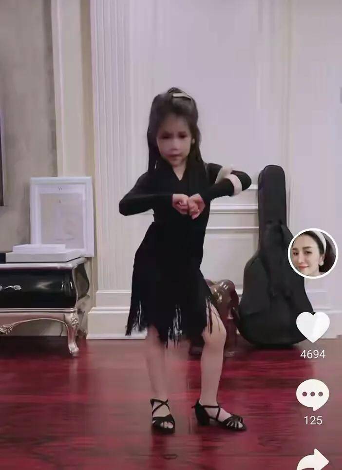 原创杨烁女儿照片曝光皮肤皙白似混血网友对女儿果然比儿子好