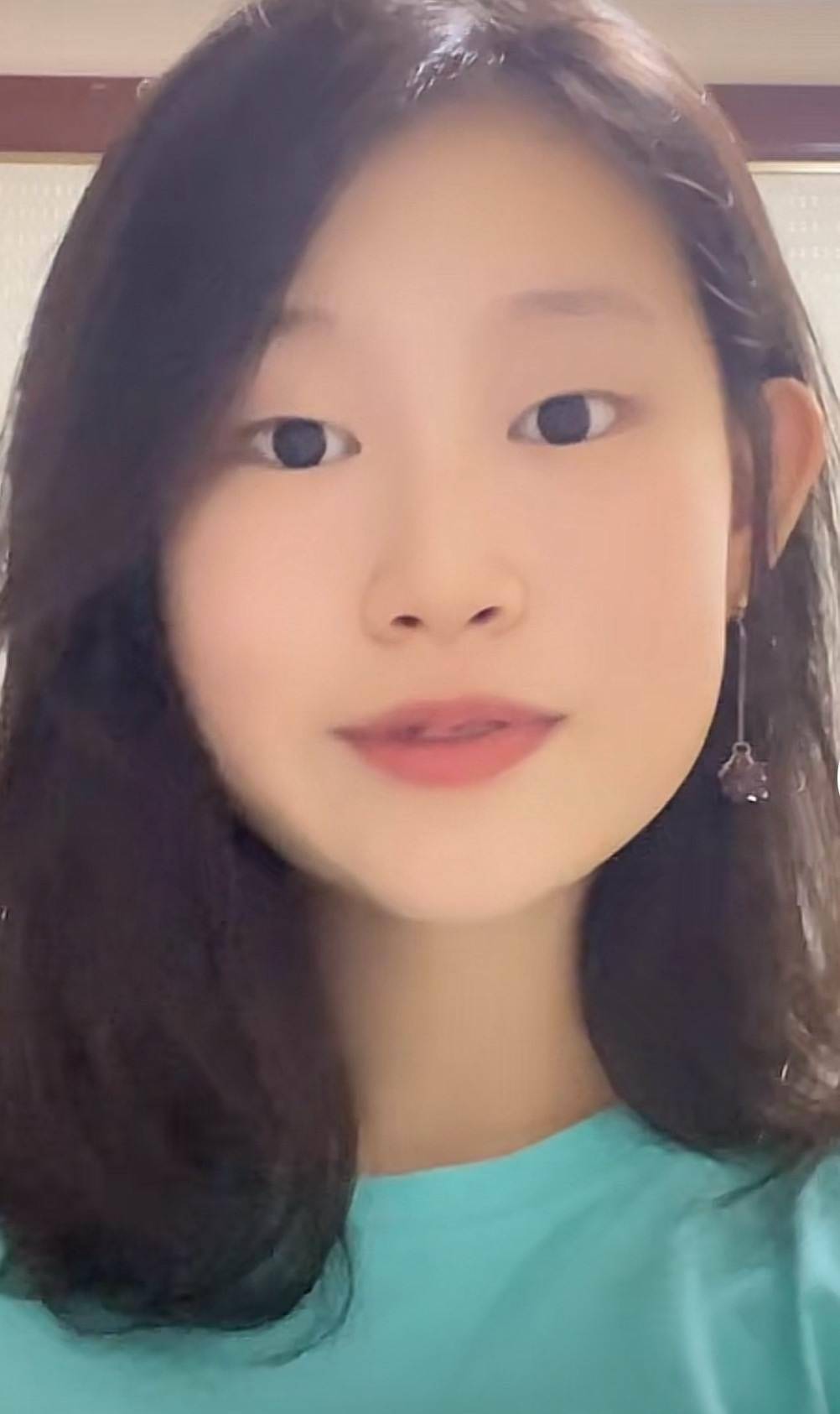 原创小沈阳14岁女儿近照曝光带耳钉对镜跳舞挑染粉发颜值逆袭