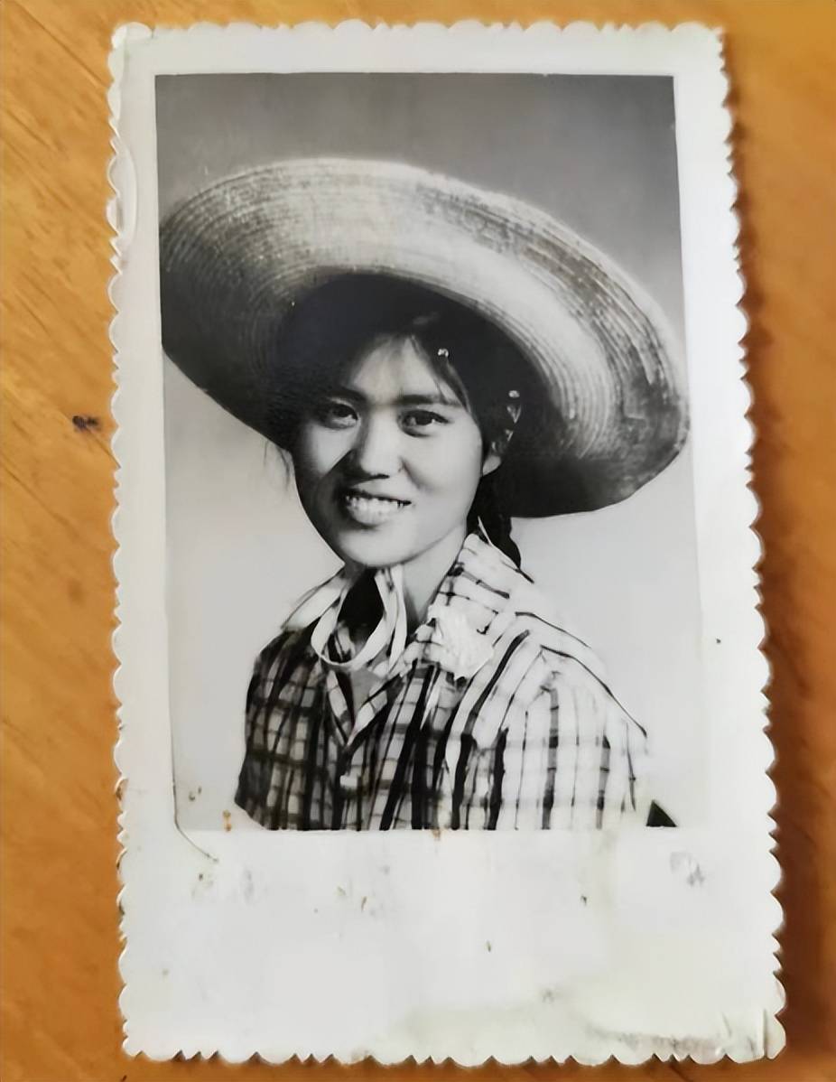 原创老照片上世纪五六十年代的年轻人眼神清澈笑容甜美