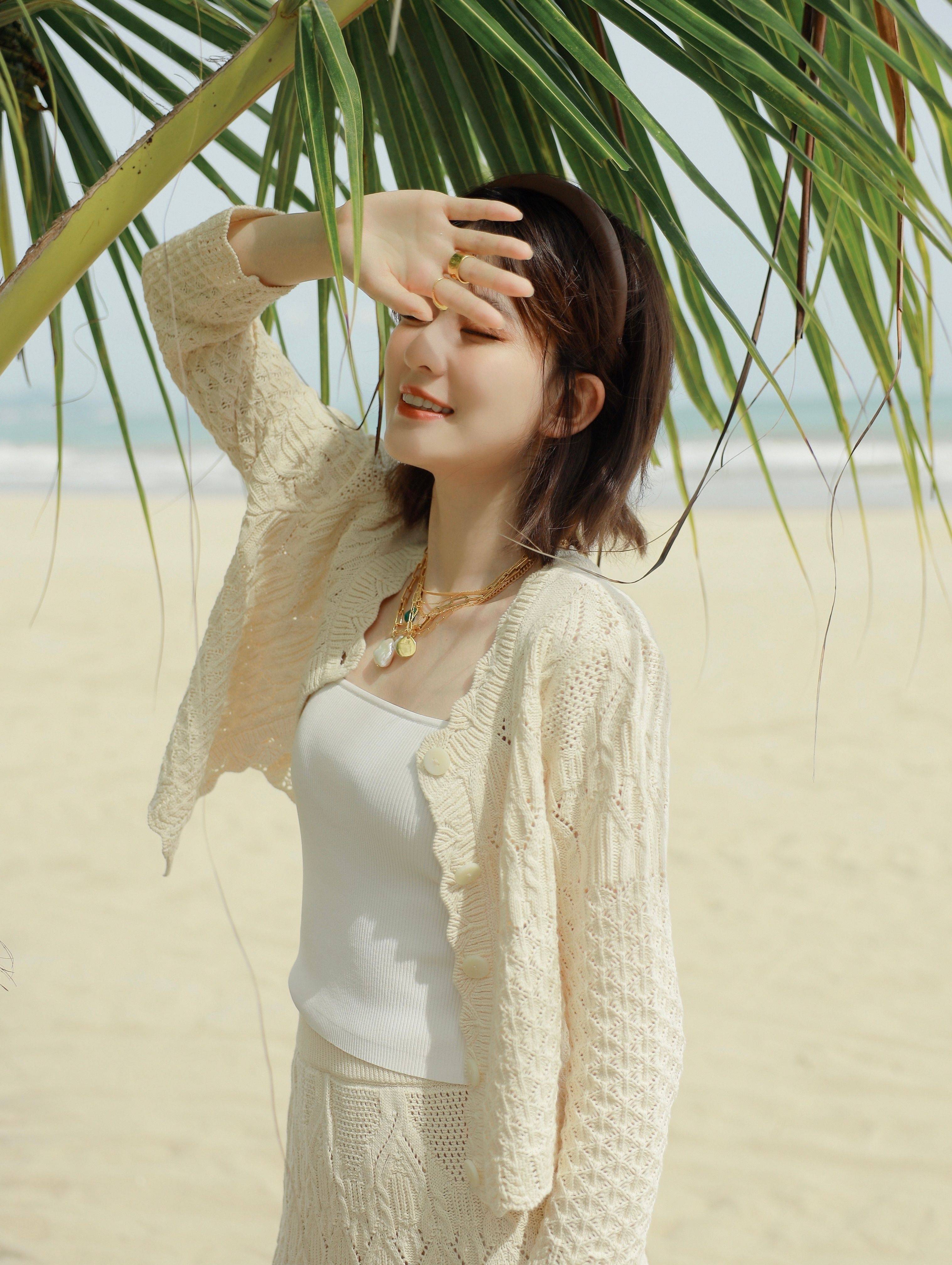 乔欣白色毛衣套装海边优雅写真