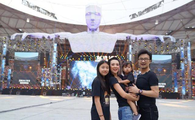 3个妈4段无缝衔接的婚姻汪峰给大女儿的只剩粉饰无暇的太平