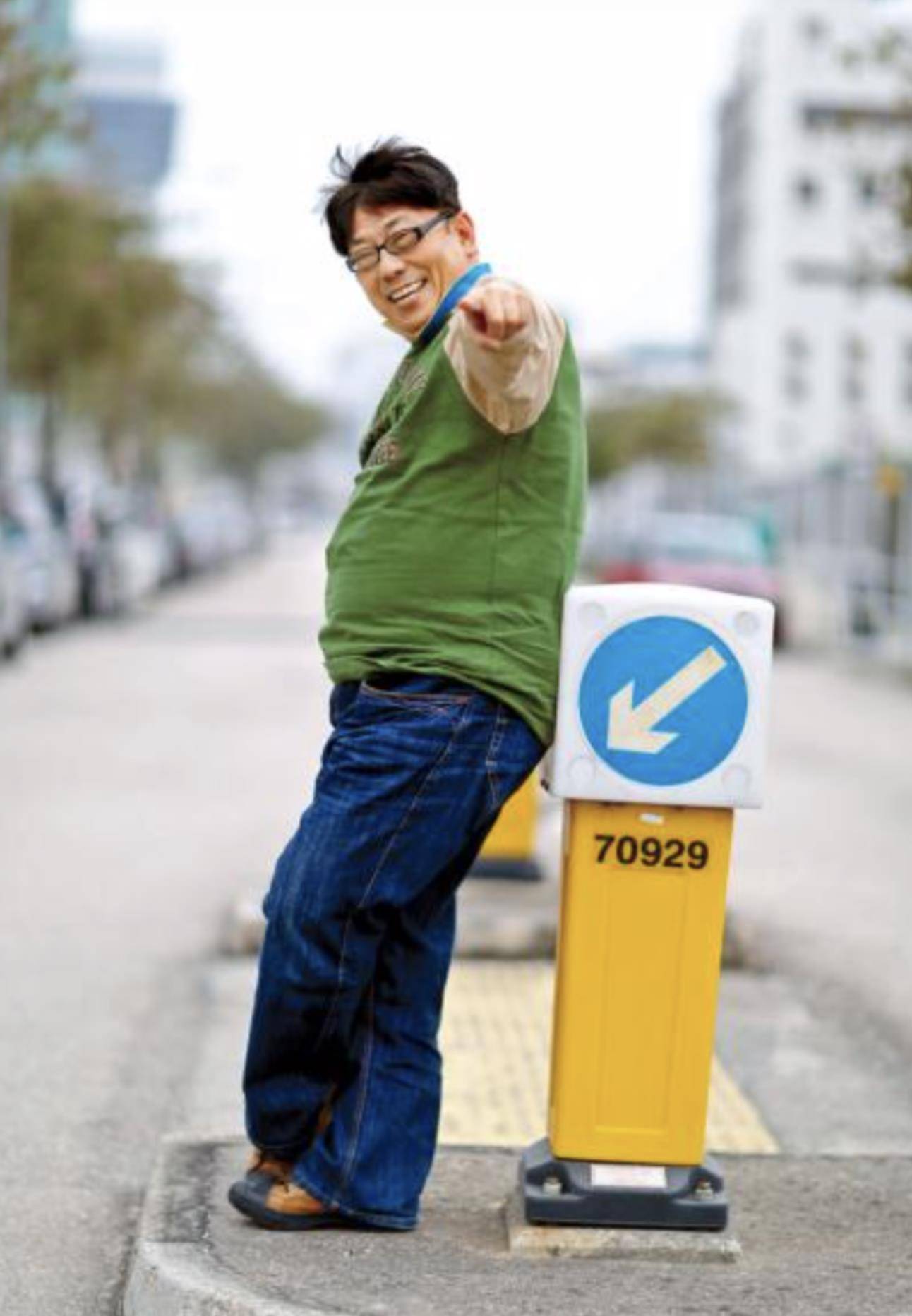 原创67岁楼南光近况曝光身材肥胖肚子滚圆出镜翘脚表情尴尬痛苦