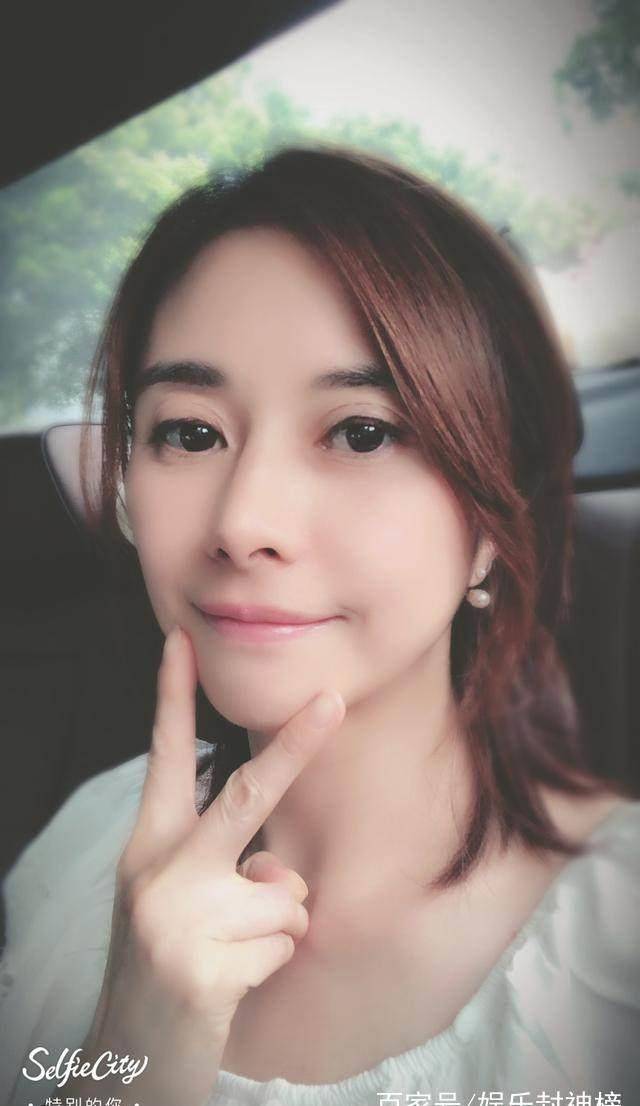 不过何美钿现在已经43岁啦,看照片这个画风,也算是青春不老啊!