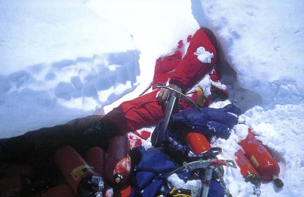 珠峰上的死尸图片图片