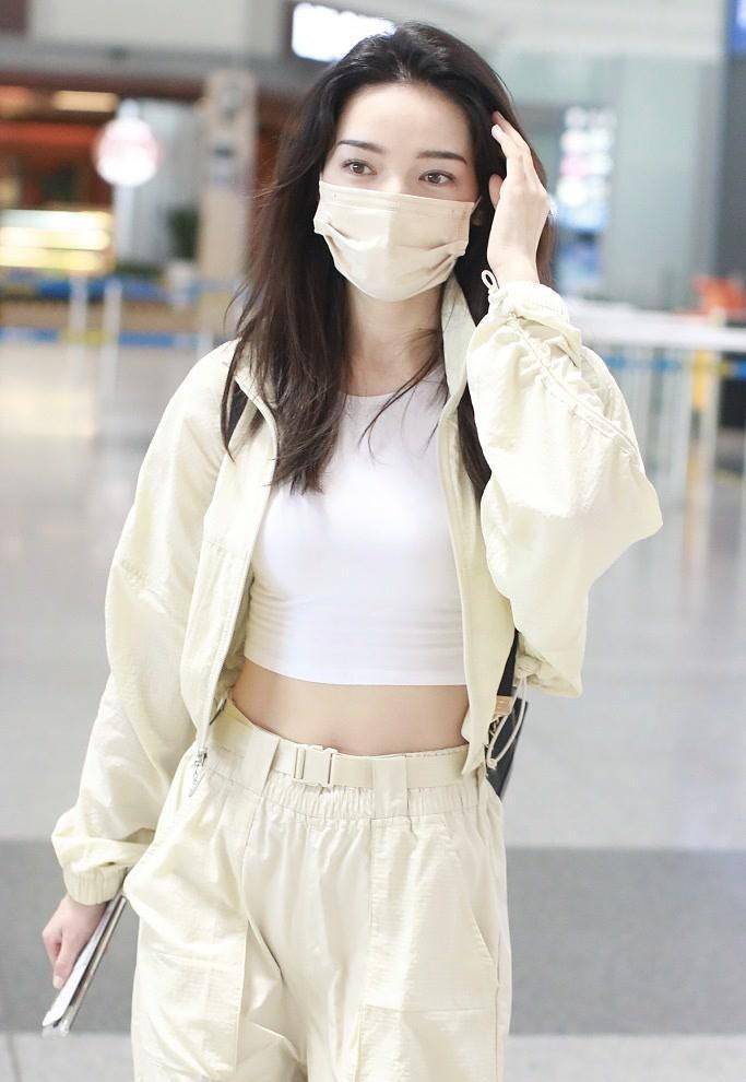 原创露腰穿搭又流行起来了时髦减龄又时尚照着穿就很美