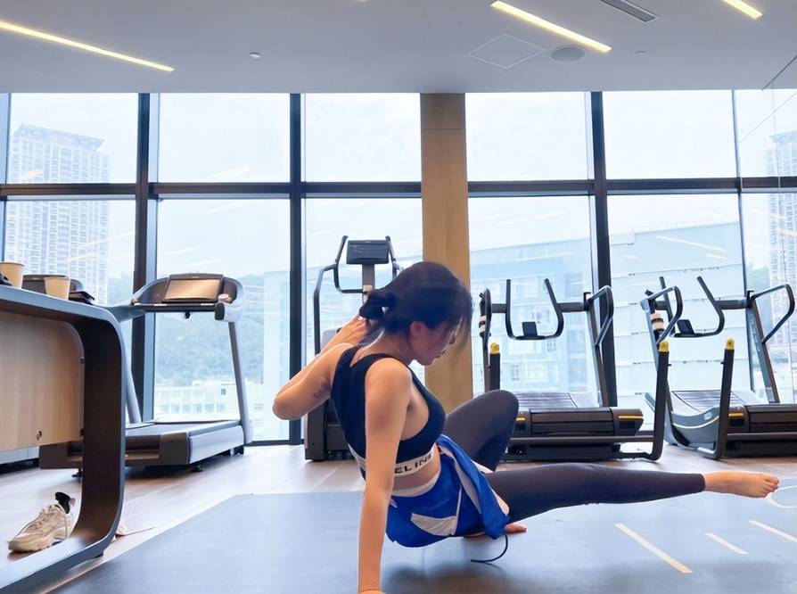 原创王石老婆田朴珺自曝曾患抑郁靠健身调整情绪两次拉伤拄拐