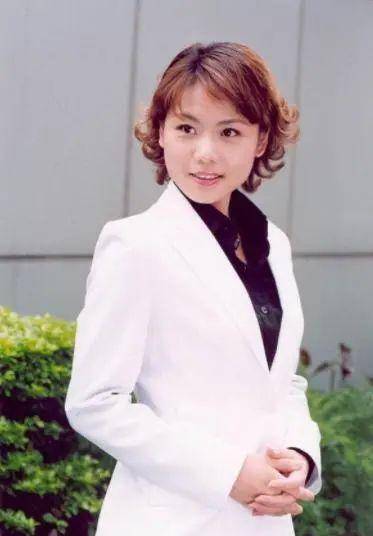 45岁"柳红"晒一家三口,14岁女儿清纯甜美,二胎女儿正脸曝光_陈莹_明星