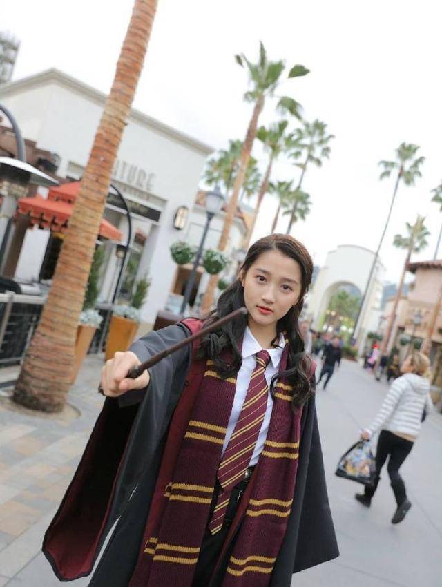 说事给关晓彤加戏,甚至还有一些人拿她和剧中的女主角赫敏做起了比较