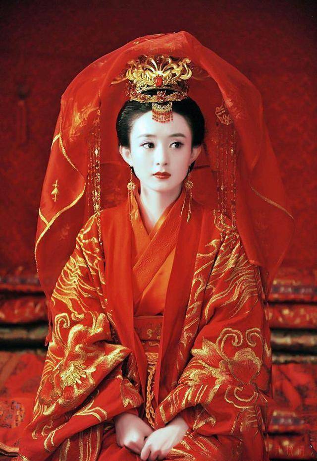 古装新娘掀起红盖头:杨幂娇羞,热巴美艳动人,最经典的是她!