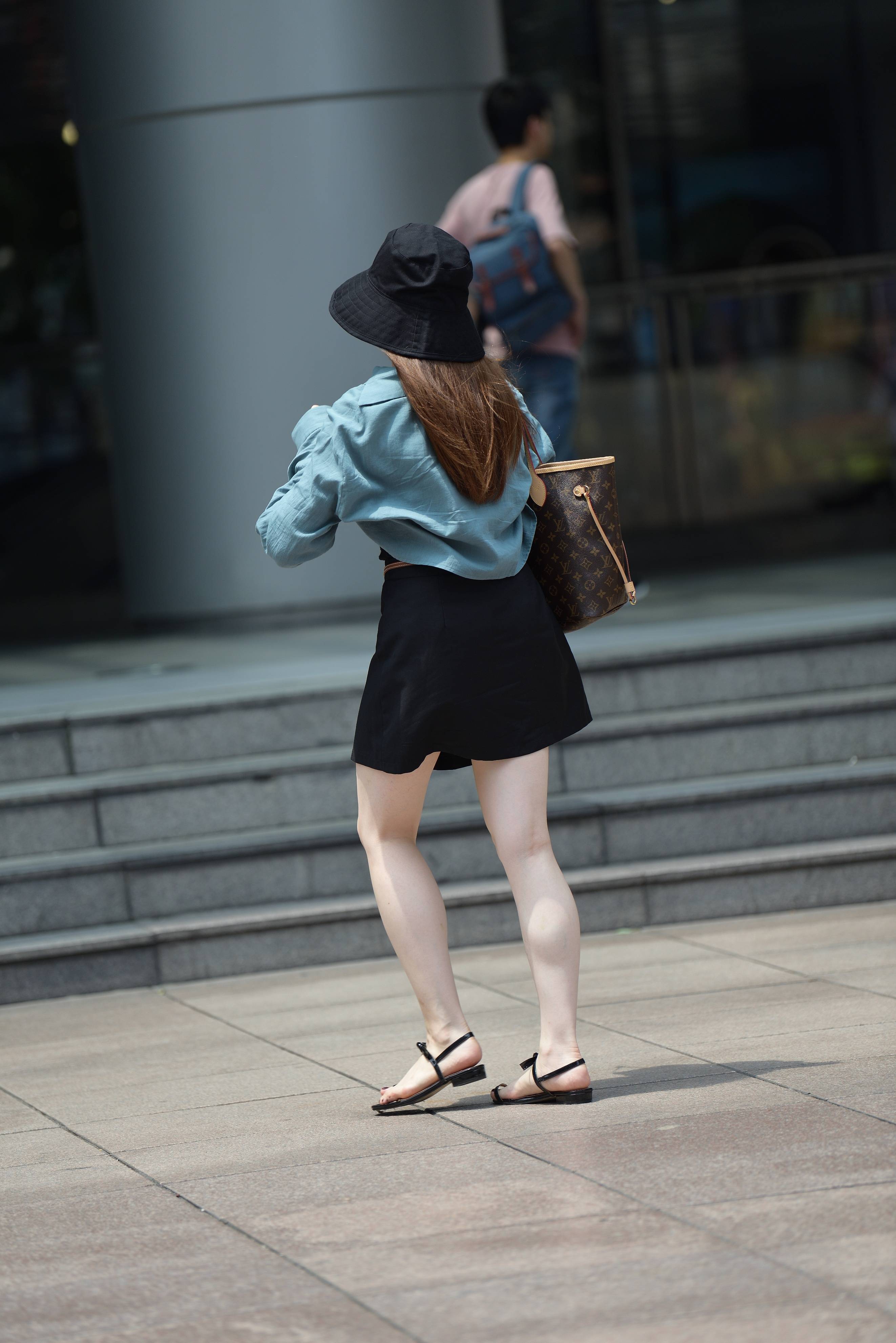 街拍遮阳帽和凉鞋这些都是夏天小姐姐们的出行必备