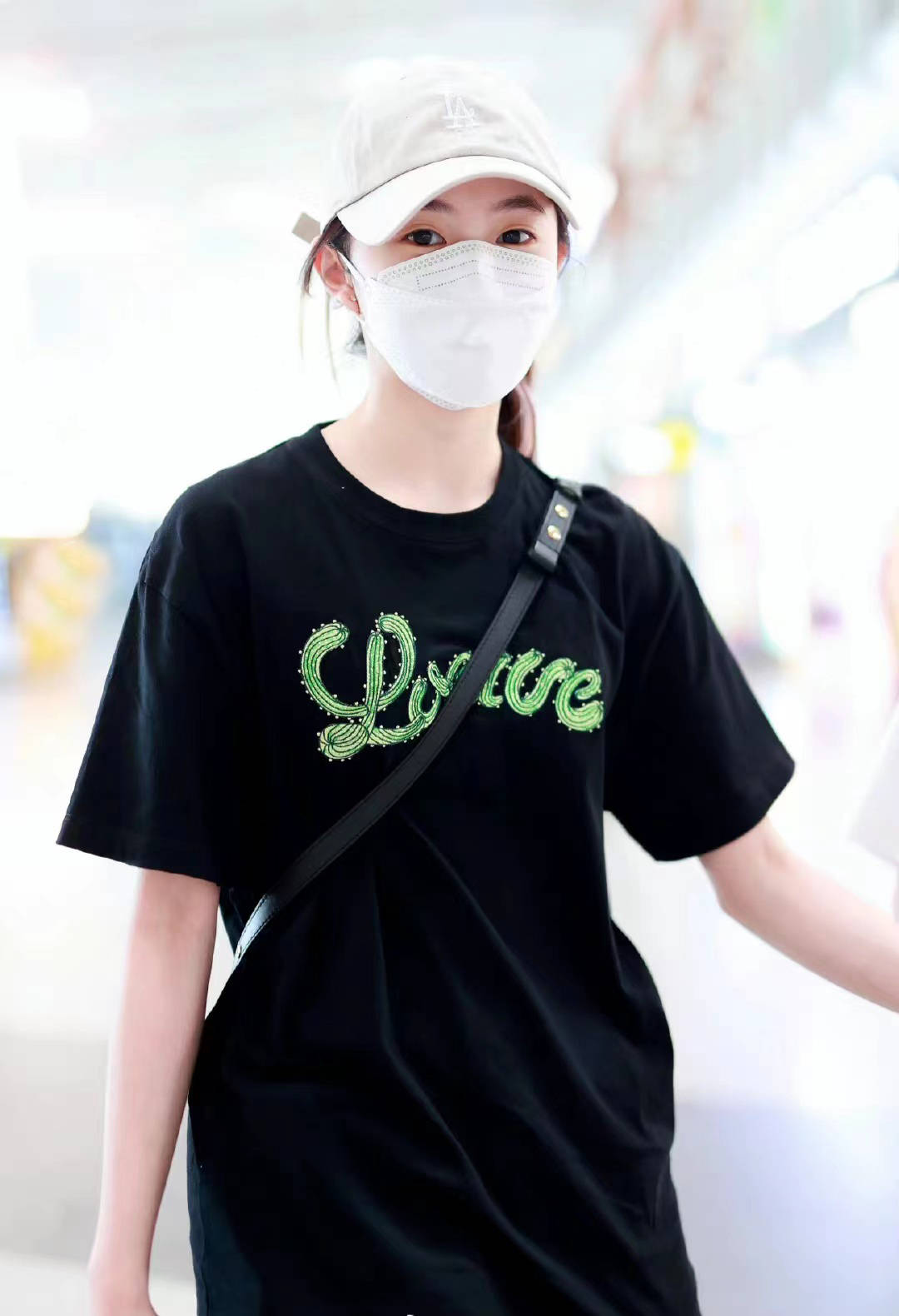 原创刘浩存夏装好清纯黑色t恤配绿色短裤干净又清爽