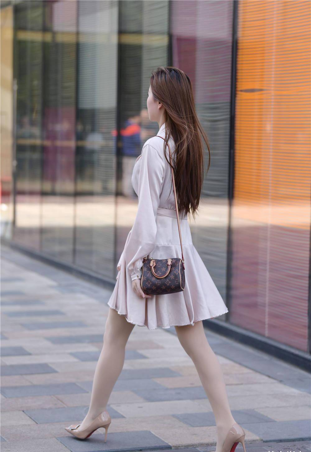 裙摆有着百褶裙的设计,长袖高领的设计,保暖效果很不,肉色的丝袜