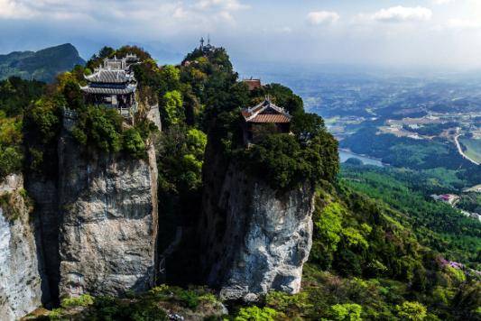 距成都2.5h车程，藏在一座山，丹霞地貌，铁索飞渡，李白曾打卡！