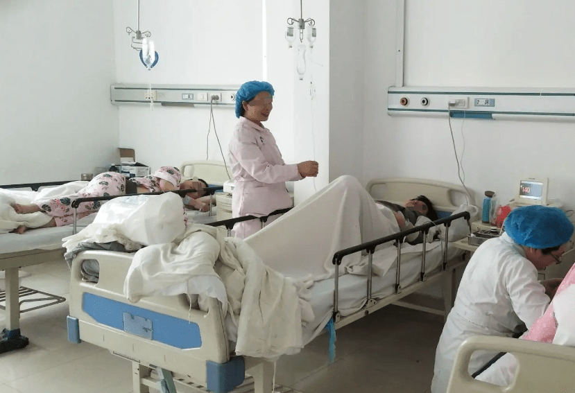 准妈妈宁愿排队也不看"男医生",遇到尴尬情况,你会怎样选?