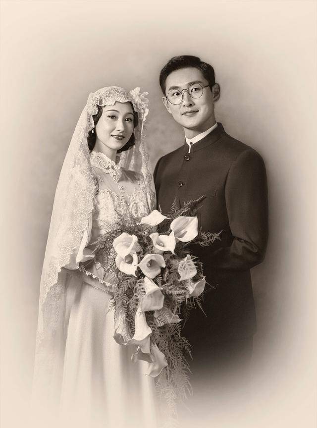 宋美龄结婚时身着的就是一袭白色旗袍婚纱,头戴时尚头纱,有点中西结合