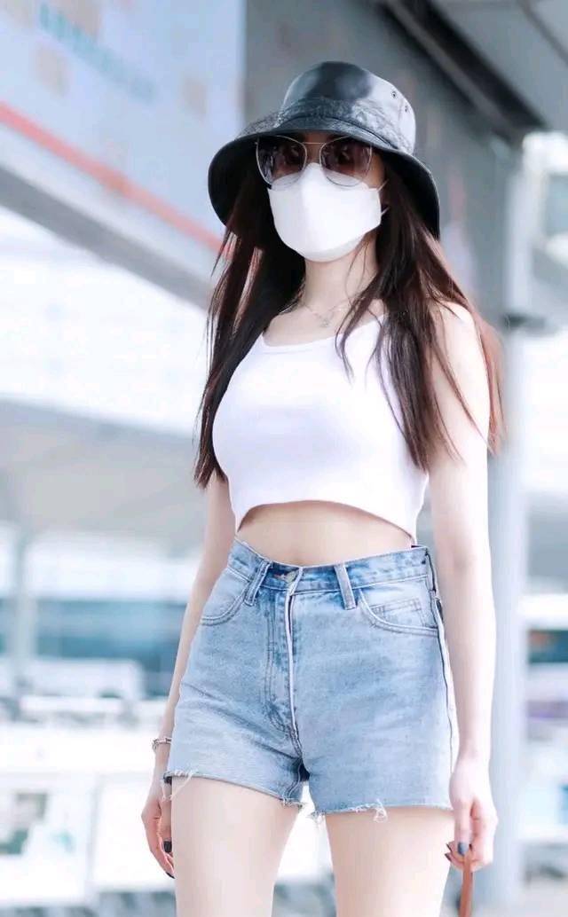 张天爱穿学生装也撩人,穿3cm热裤秀无痕腿,看点十足