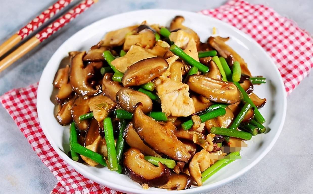 花菇炒肉片2,盘底铺上一层香菇,然后把腌好的排骨均匀铺好,上面再铺上