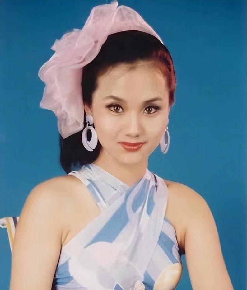 原创剧里土气十足的大妈年轻时个个是风华绝代的大美人差距太大了