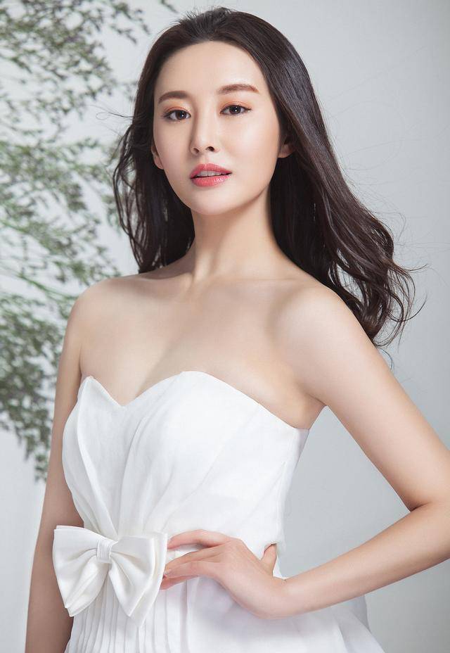 原创32岁的李纯妩媚动人女人味十足李妈妈也是天生丽质啊