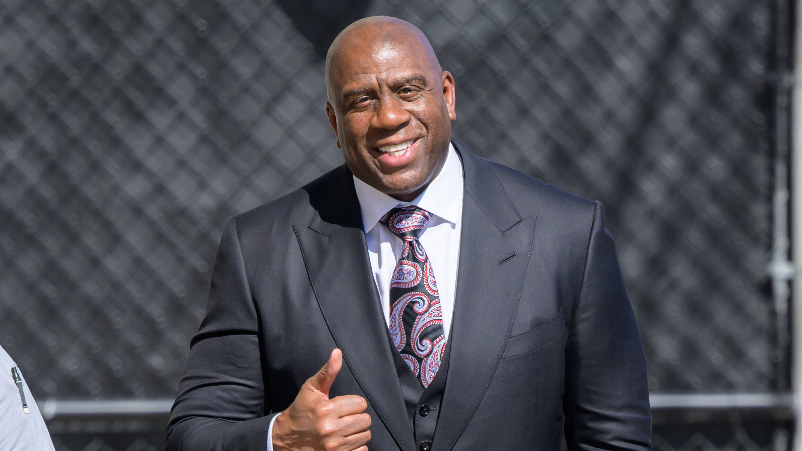 最后需要谈及的是,在勇士夺下2022年总冠军奖杯之后,像魔术师约翰逊