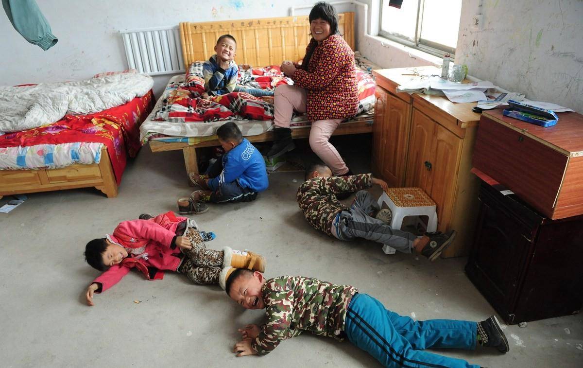 五个孩子均被查出患有弱视,只是患病的程度不同,三个孩子症状较轻