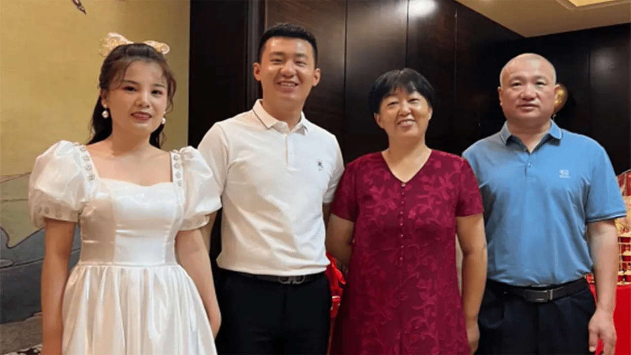 辱母案当事人于欢宣布订婚,场面温馨幸福感爆棚_暴力_母亲_角度