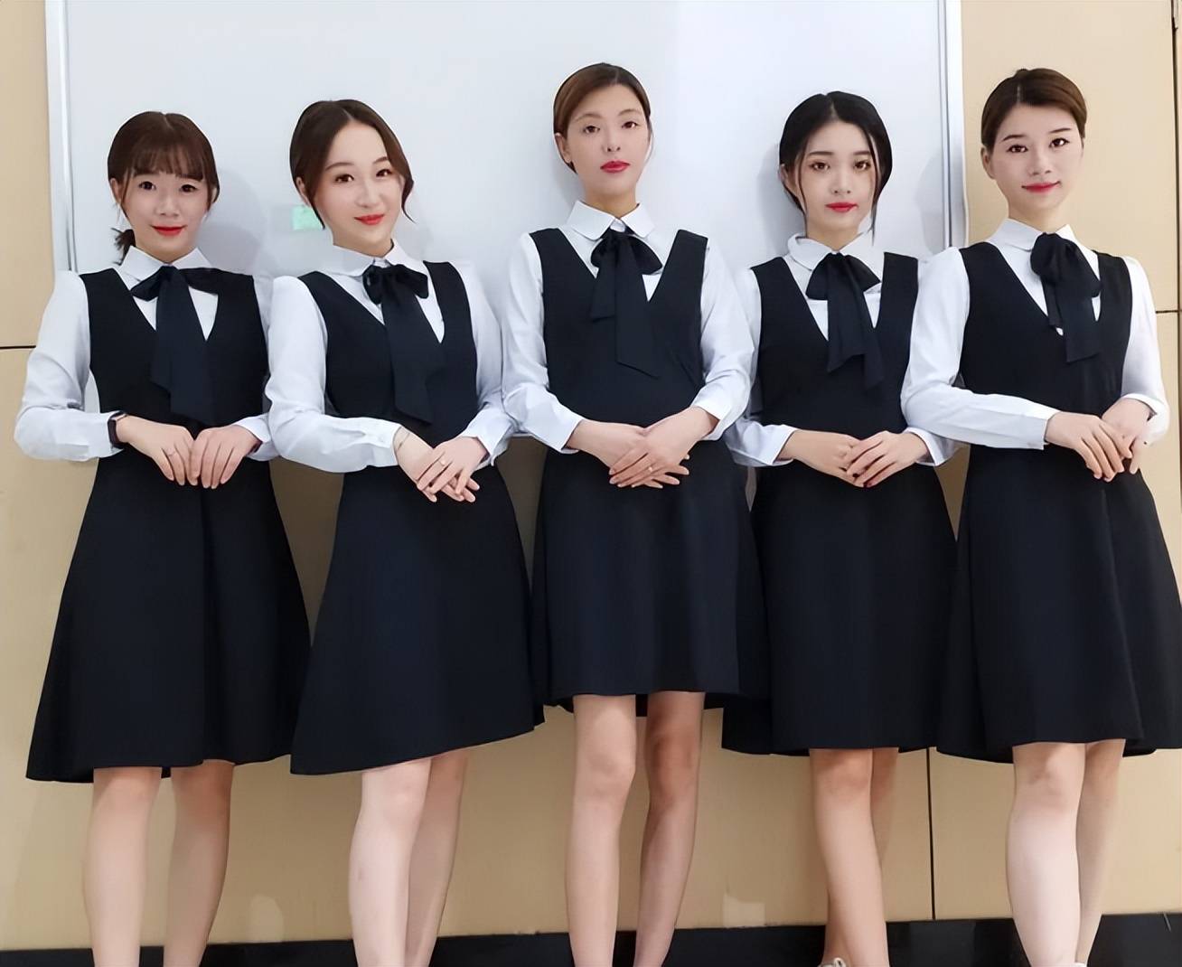 原创有提议说教师服装全国统一上班穿工装老师的态度有些意外