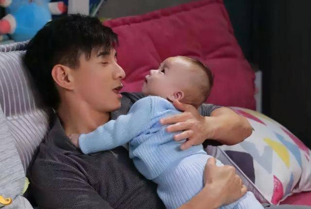 刘诗诗一家逛街,50岁吴奇隆抱儿子显"吃力",网友表示好心疼_年龄_夫妻