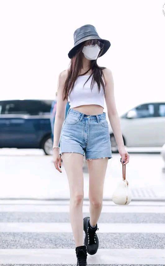 张天爱穿学生装也撩人 穿3cm热裤秀无痕腿 看点十足 服装 造型 身材