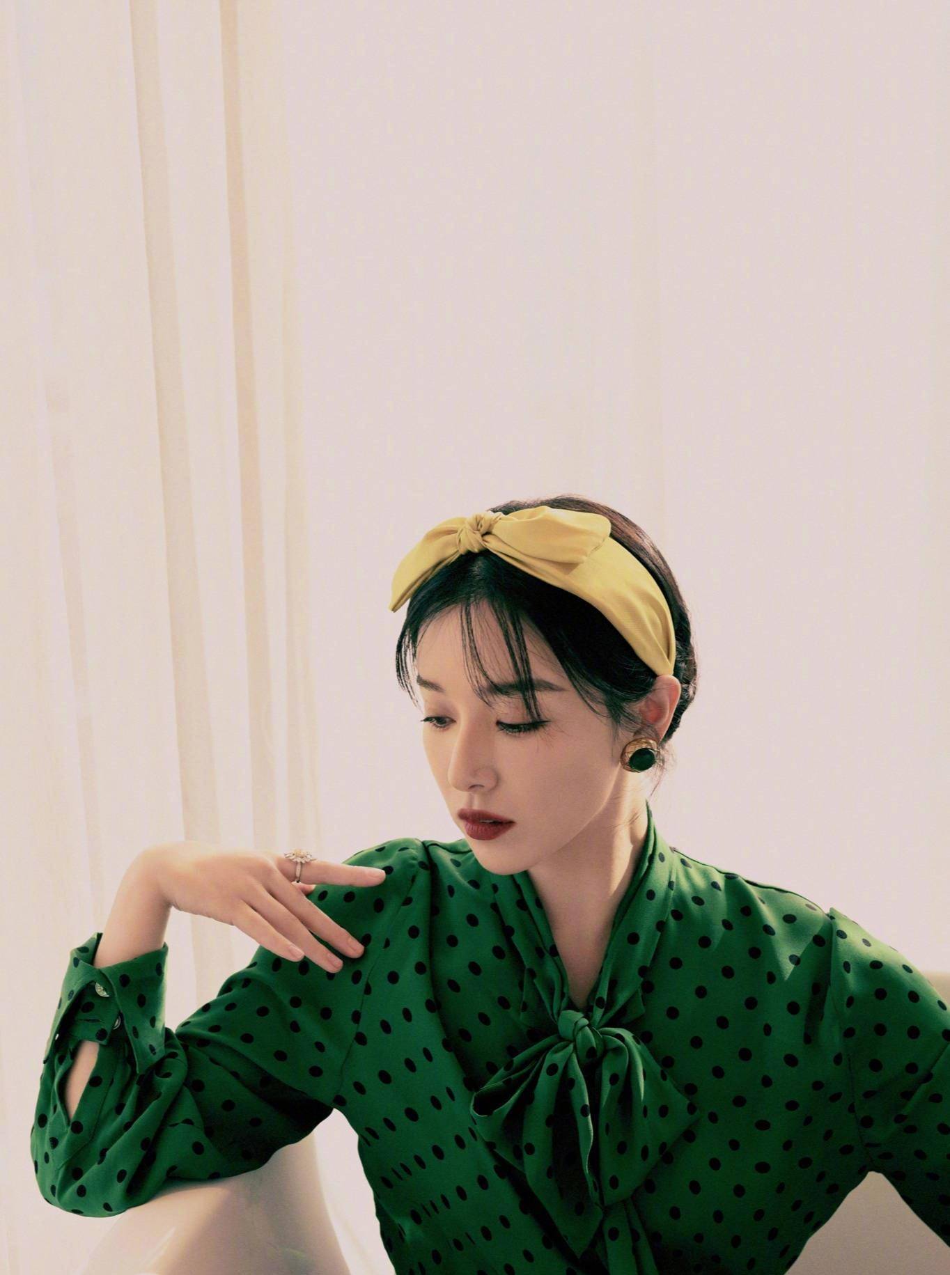 这套的饰品也值得看!小编发现阚清子穿搭中的饰品运用我们可以学习哦!