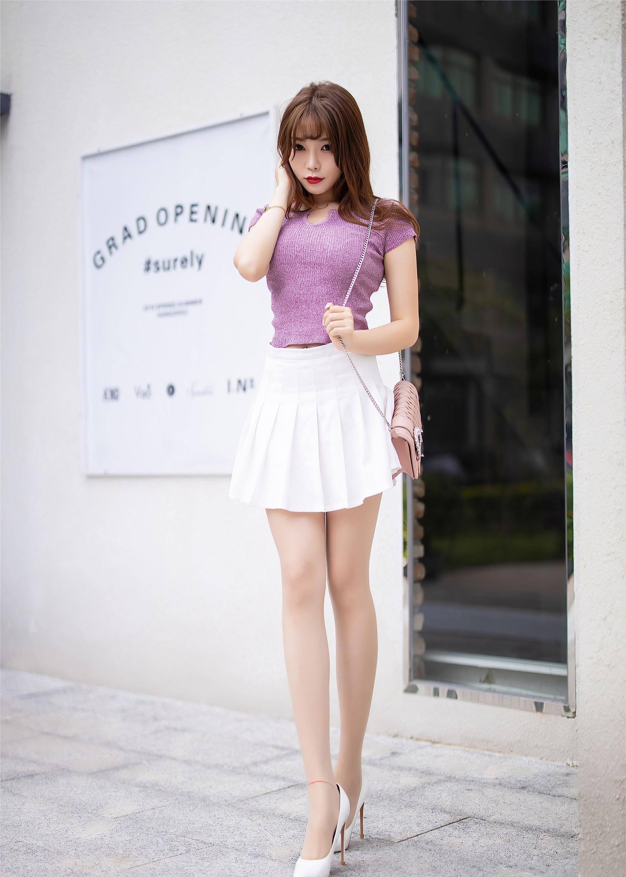 就如这位美女,不但用肉丝衬托了一下美腿,更是搭配了一双白色的细跟