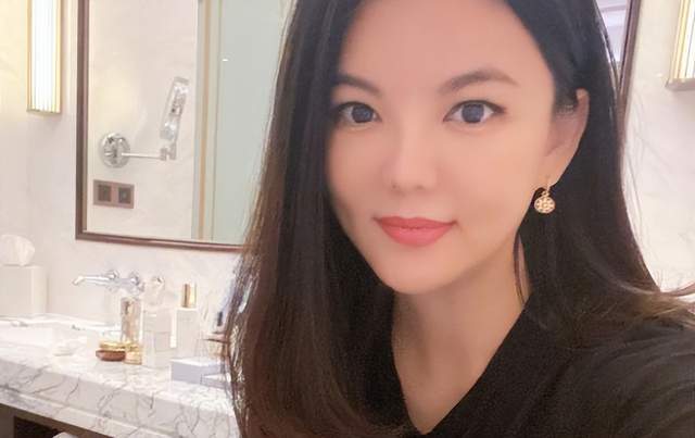 主持人李湘深夜晒自拍脖子上挂着一大串珍珠项链造型非常大气