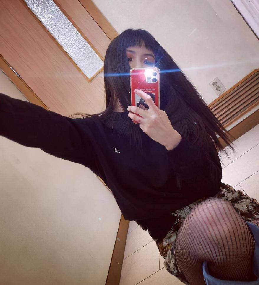 金泫雅大胆搭配了黑色的渔网袜,隐隐约约的露肤效果