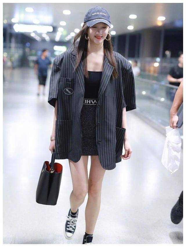 原创关晓彤穿高帮匡威露1cm袜的穿法火了开学这样穿美成校花