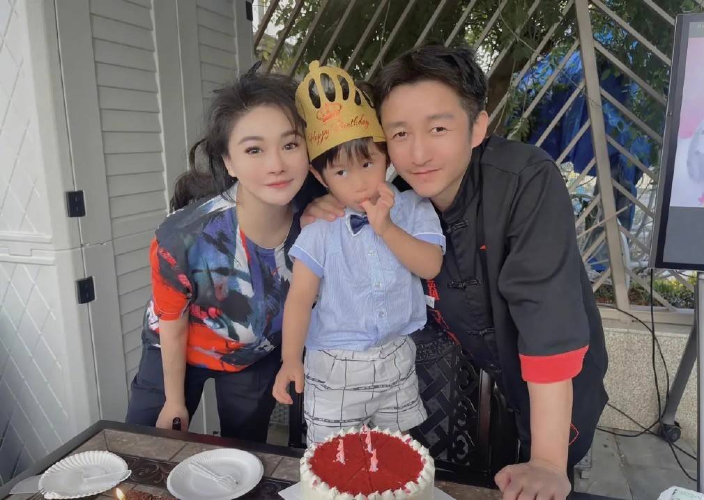 41岁邹市明三个儿子老婆1米62身材傲人一家5口住11亿豪宅