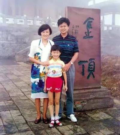 李宇春小时候3岁的时候,她把费翔的《春季里一把火》模仿得惟妙惟肖
