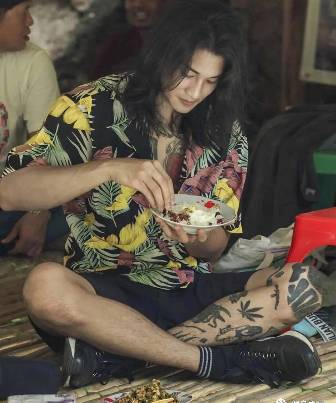 24岁肌肉小伙,拥有花臂纹身 8块腹肌,模特身材太撩了_paing_takhon