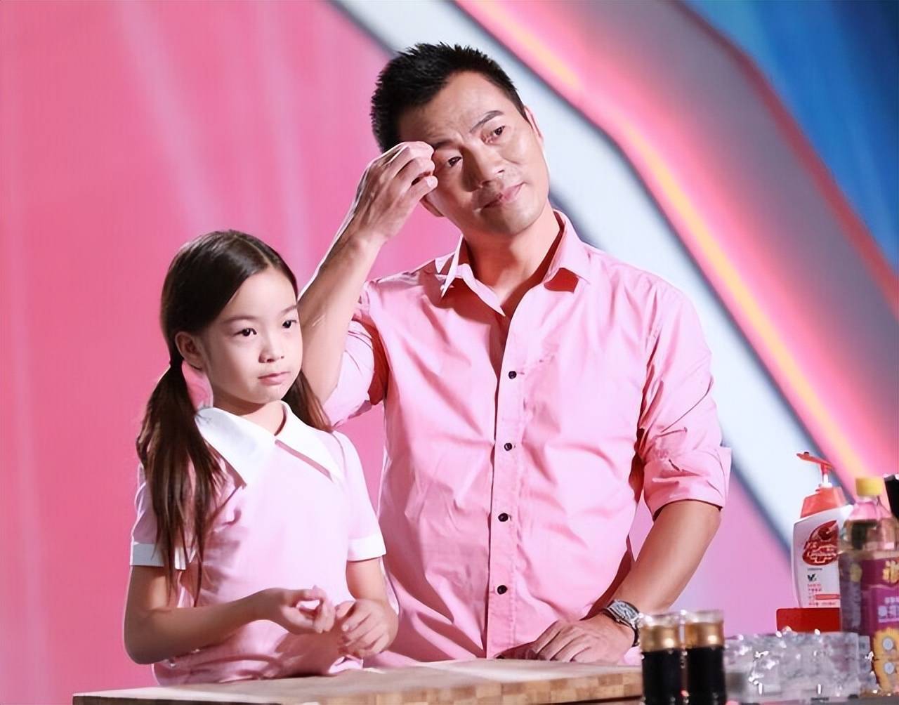 原创黄健翔近照他如今的妻子看起来更年轻他为何要与前妻分手