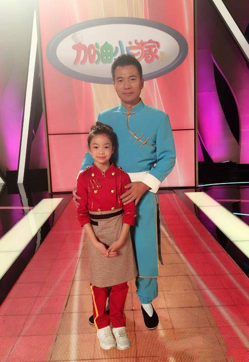 黄健翔女儿,与彭于晏合影斗脸色的图片.