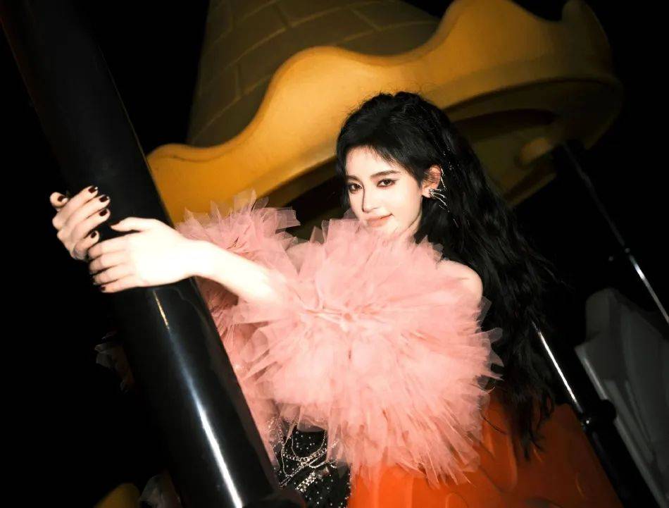 原创鞠婧祎穿黑色亮片长裙搭粉纱雪肤玉貌太性感惊艳