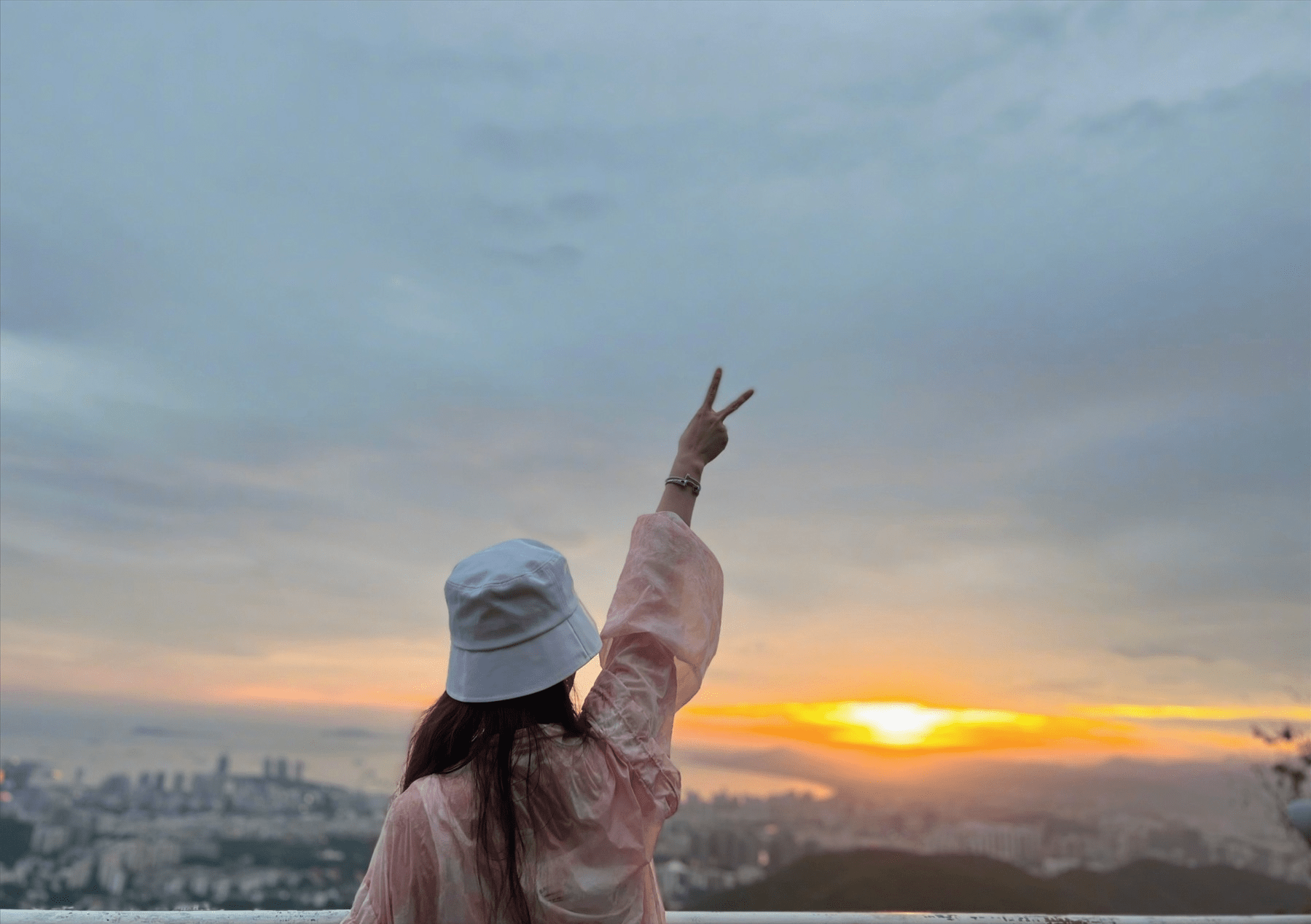 还有落日余晖中举手比耶的唯美景色 有面朝大海的画面