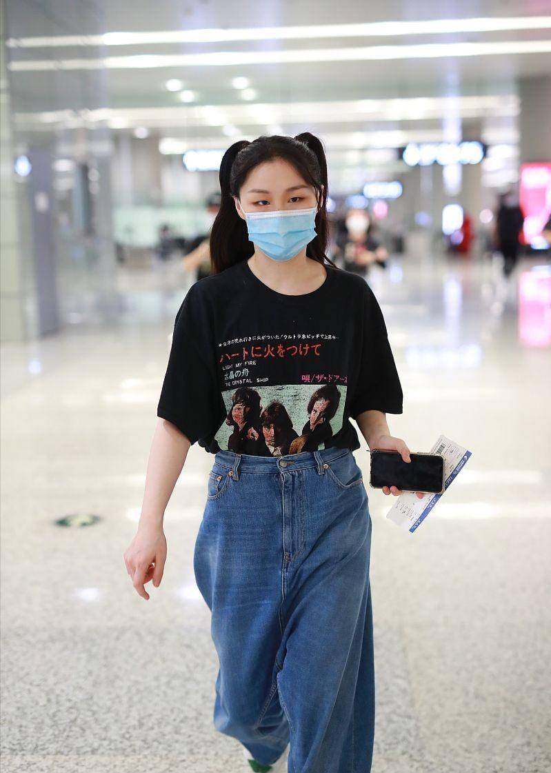 原创金靖穿小衣服出门更显比例一身慵懒造型很帅气真挺美的