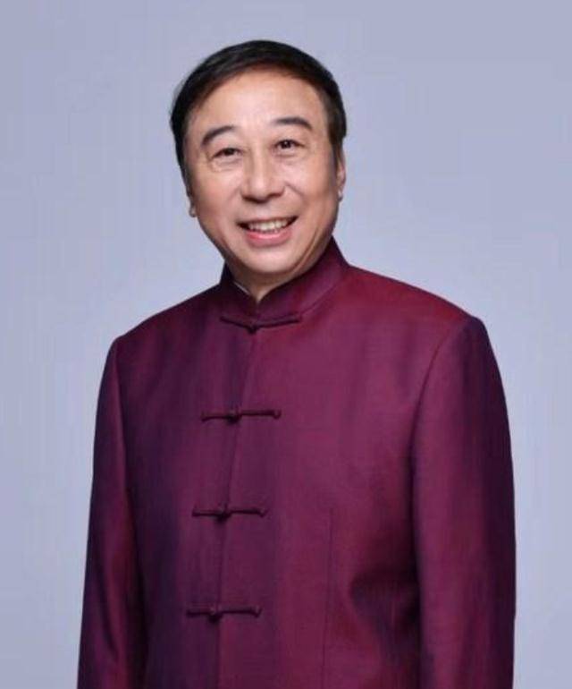 连登33年舞台,因一张照片遭索赔50万元,冯巩如今咋样了?