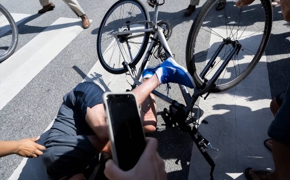 当众骑车摔倒,普京曾提醒过他:要学特朗普_高龄_自行车_美国