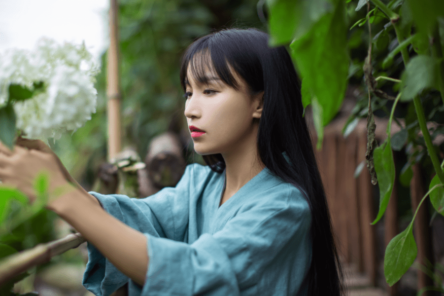 原创李子柒近照变了模样高鼻梁大眼睛差点都不敢认了