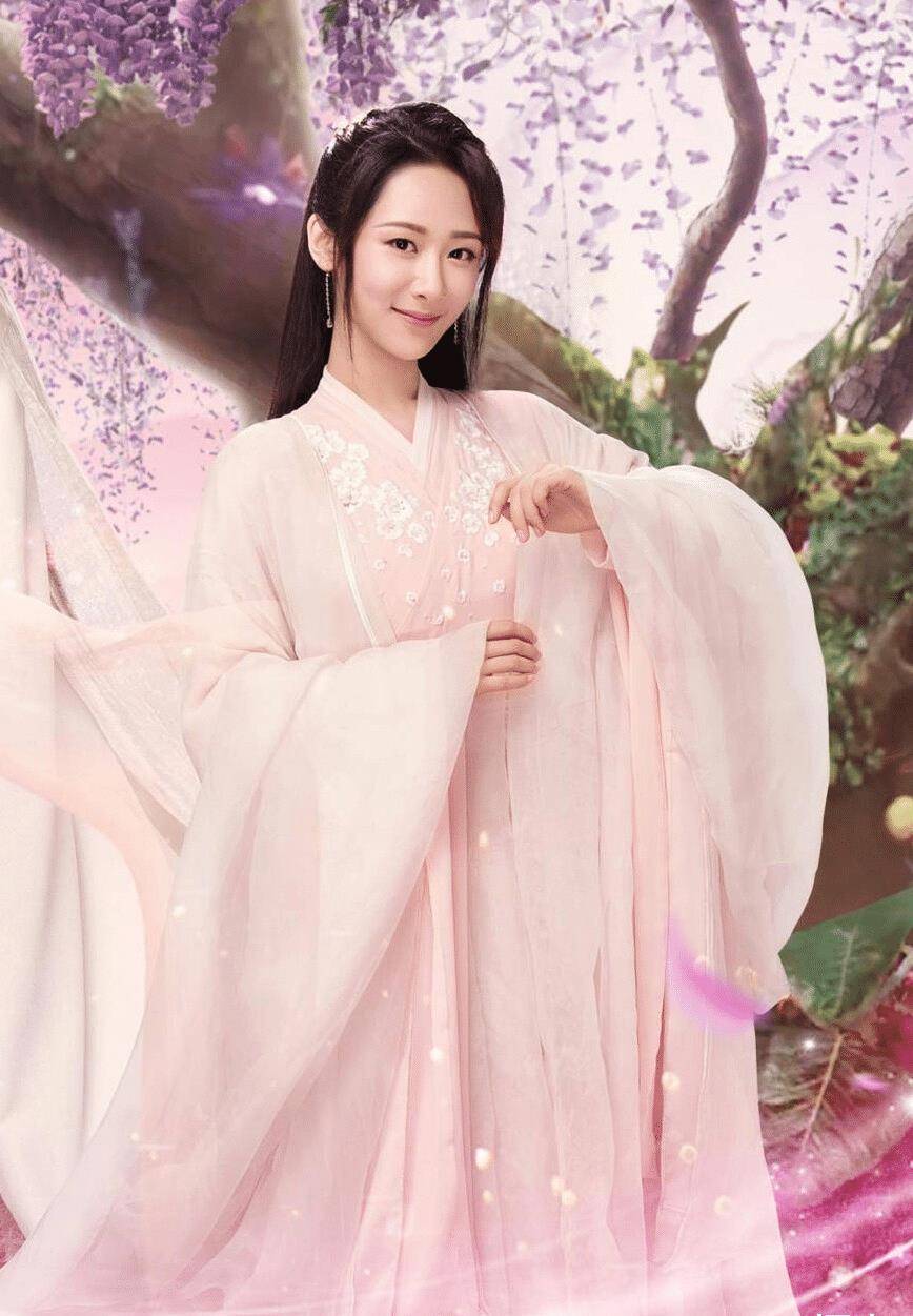 而是用"千篇一律"的手法,还原了仙界和仙女,所以杨紫的整体造型也基本