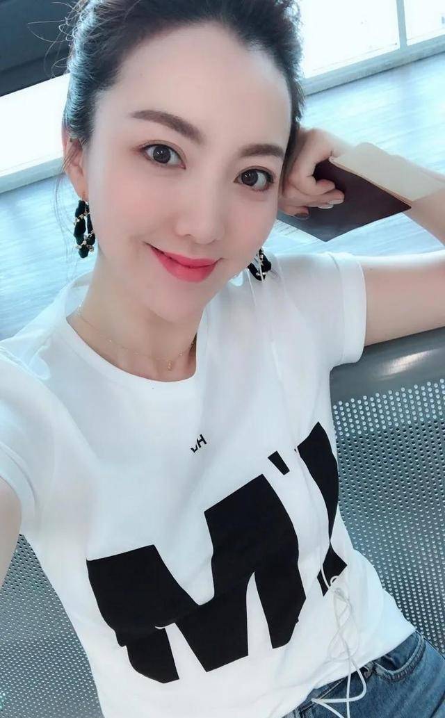 原创安徽美女主持余声因时尚被传出很多绯闻他老公罕见露面引热议
