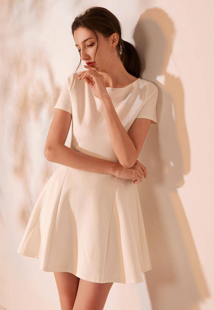 在夏天,没有什么能比一条小白裙更能彰显出清纯唯美的气质了!