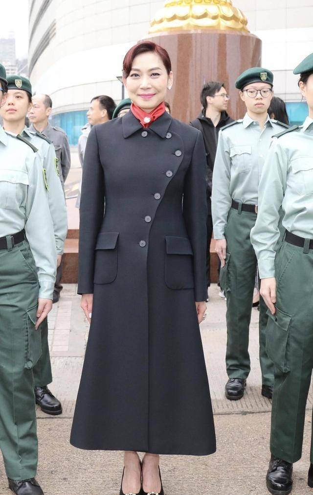 邝美云离婚后并未再嫁一身黑色西装套装搭配气质干练像女强人