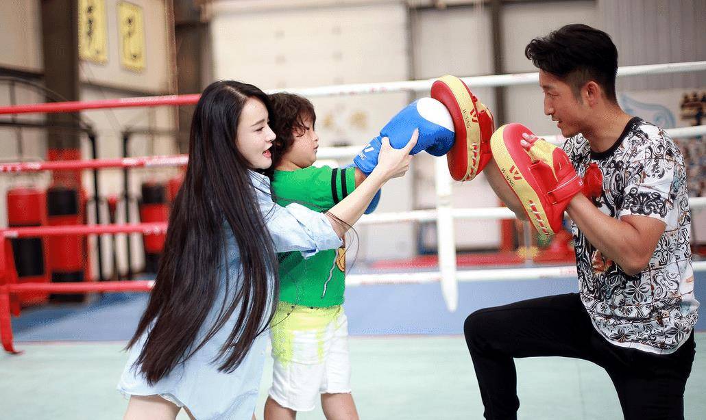 冉莹颖晒邹明轩小学毕业照11岁长成胖墩帅哥被祝福时脸红害羞